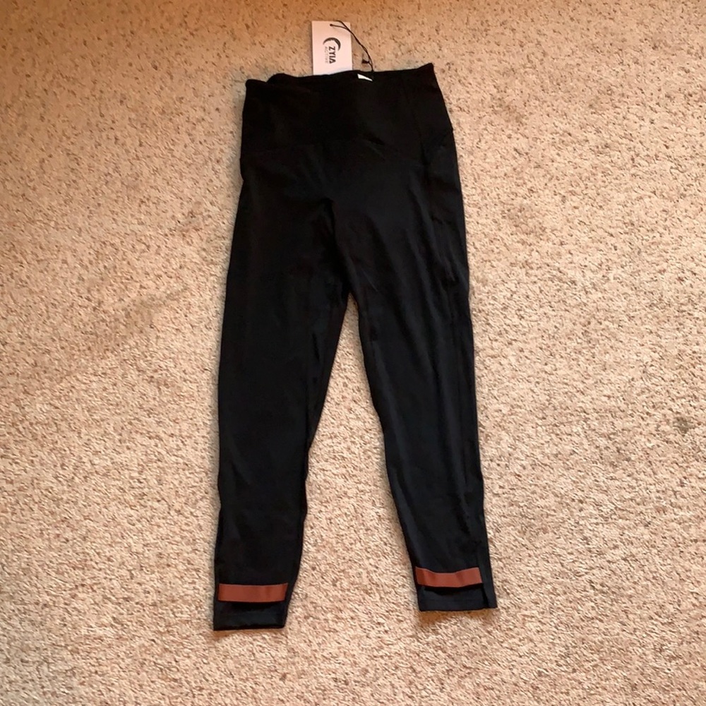 Zyia Black Strap Deluxe Hi-Rise 7/8 24” Leggings Size 4. NWT. Never wore them